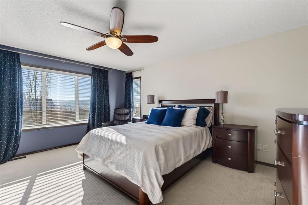 3 Pantego Avenue Nw, Calgary, AB - Indoor Photo Showing Bedroom