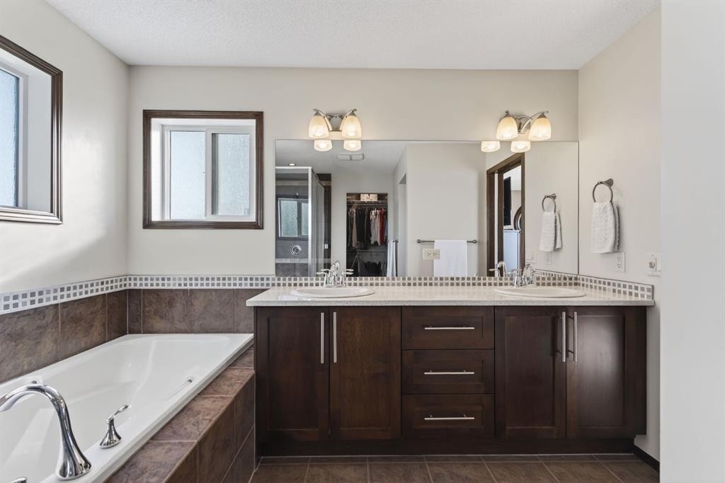 3 Pantego Avenue Nw, Calgary, AB - Indoor Photo Showing Bathroom