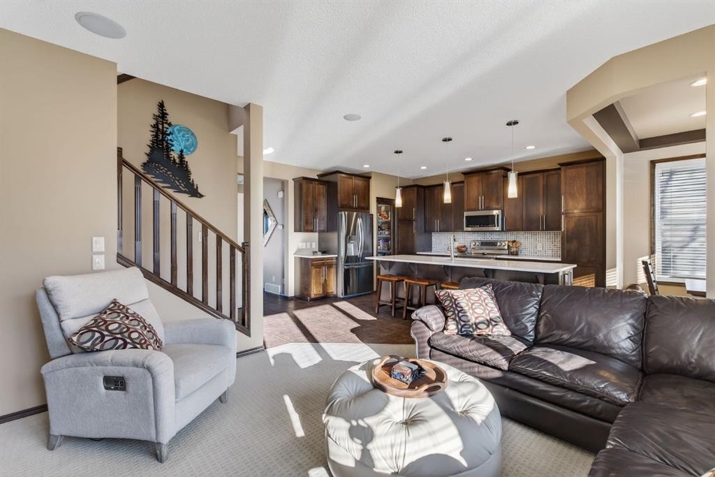 3 Pantego Avenue Nw, Calgary, AB - Indoor Photo Showing Living Room