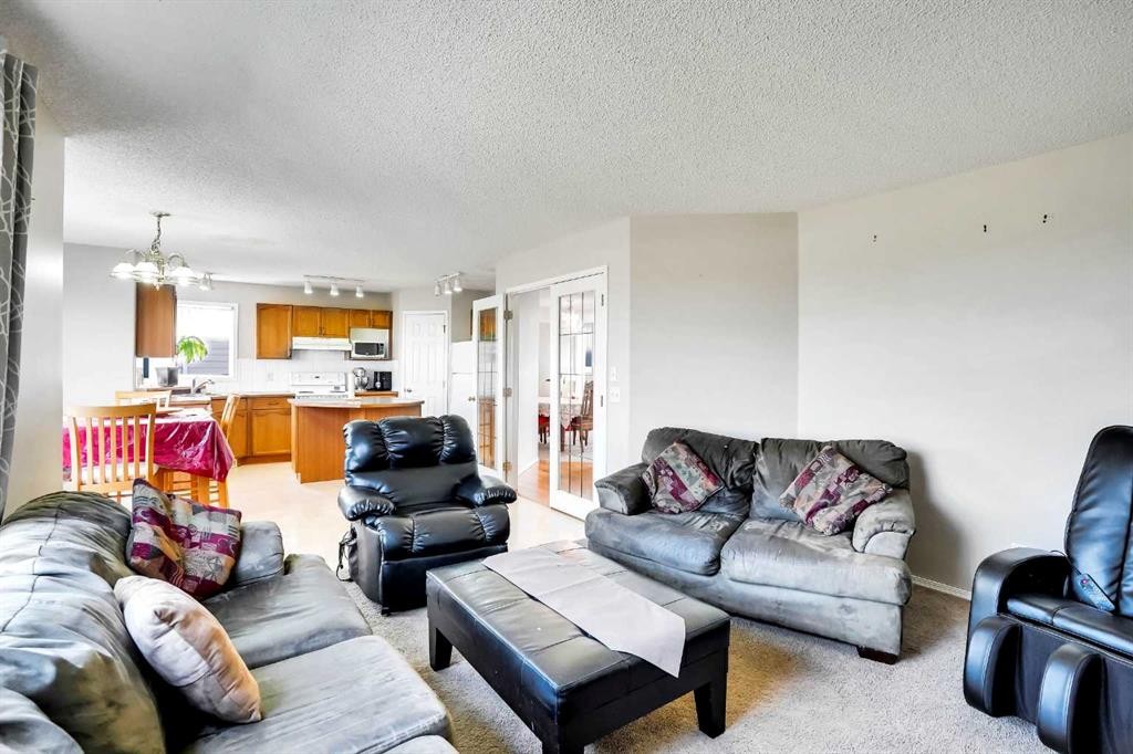 69 Coral Springs Park Ne, Calgary, AB - Indoor Photo Showing Living Room