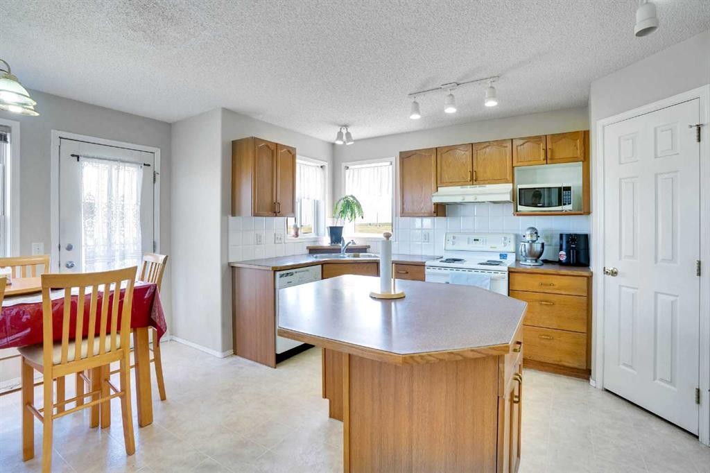 69 Coral Springs Park Ne, Calgary, AB - Indoor Photo Showing Kitchen