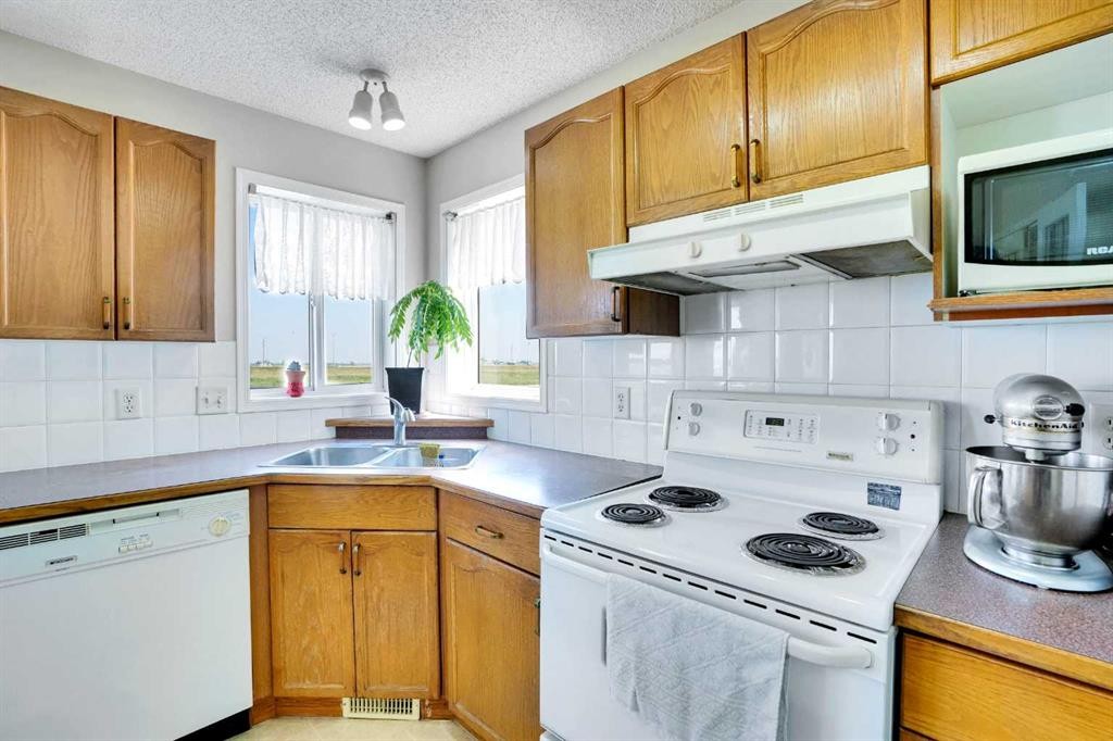 69 Coral Springs Park Ne, Calgary, AB - Indoor Photo Showing Kitchen With Double Sink