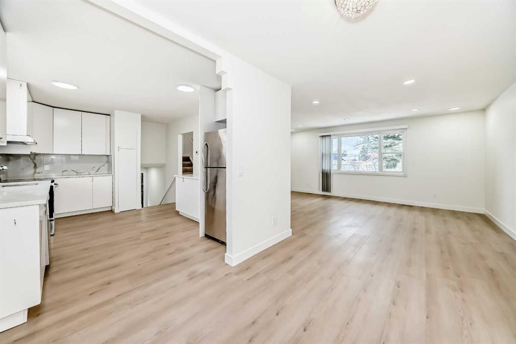 532 Rundleridge Drive Ne, Calgary, AB - Indoor Photo Showing Kitchen