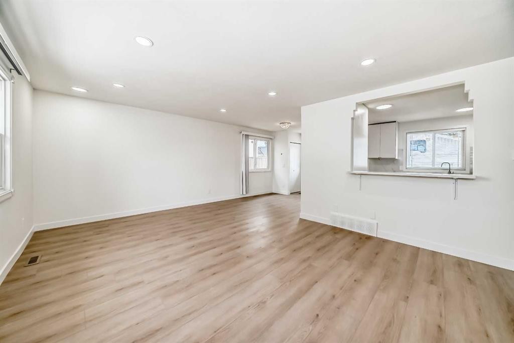 532 Rundleridge Drive Ne, Calgary, AB - Indoor Photo Showing Other Room