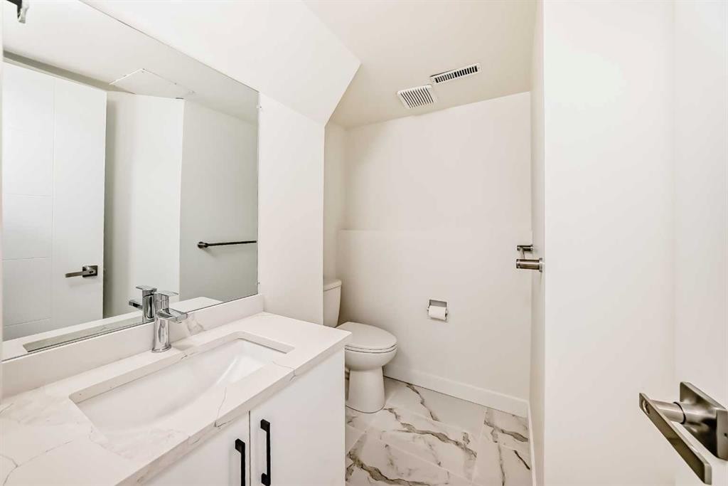 532 Rundleridge Drive Ne, Calgary, AB - Indoor Photo Showing Bathroom