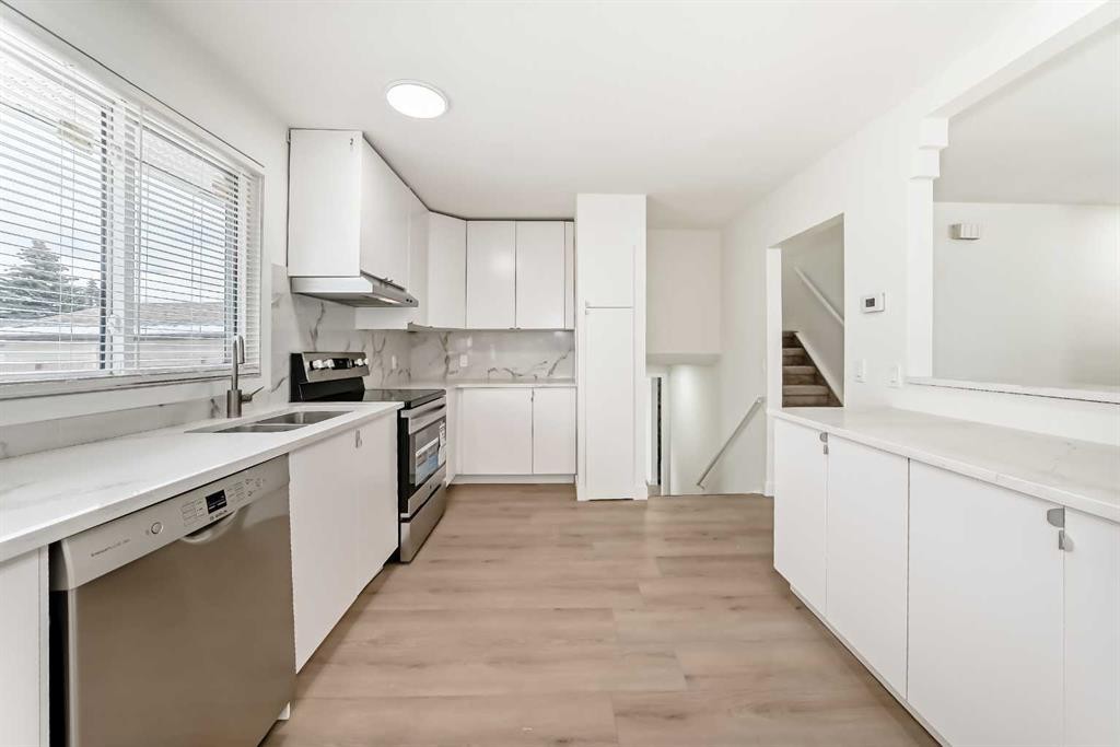 532 Rundleridge Drive Ne, Calgary, AB - Indoor Photo Showing Kitchen With Double Sink