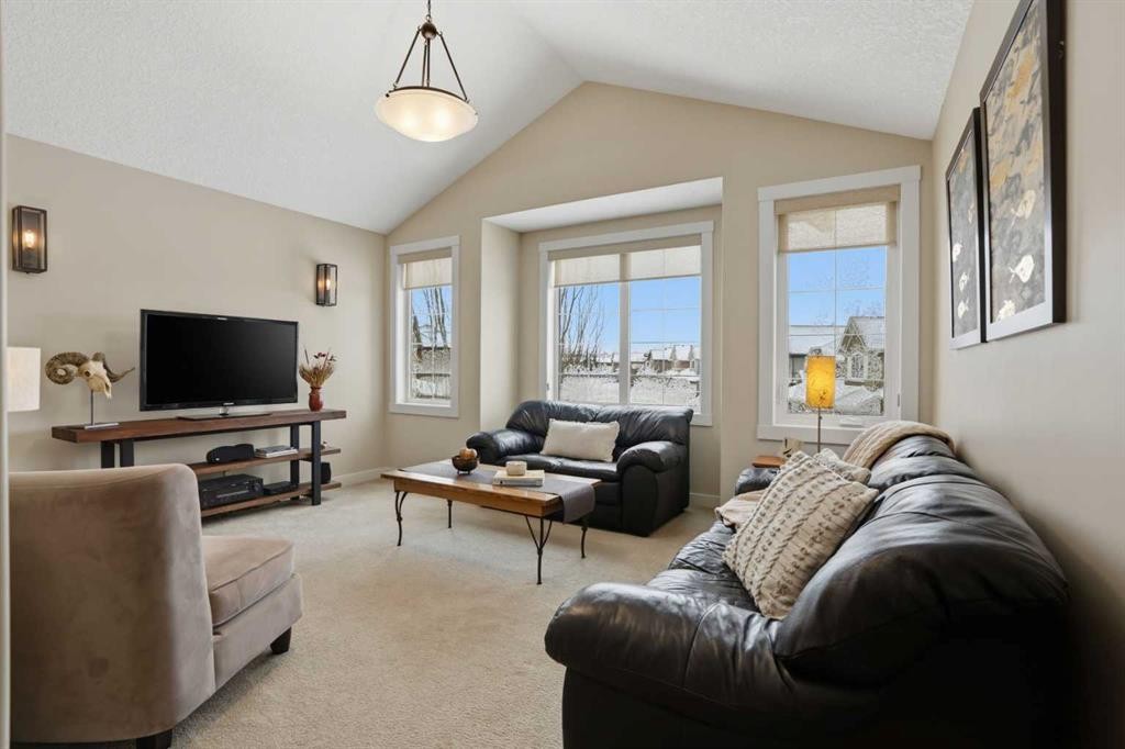 95 Cranarch Circle Se, Calgary, AB - Indoor Photo Showing Living Room