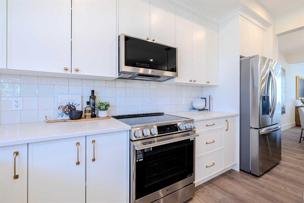14 Tillotson Downs, Okotoks, AB - Indoor Photo Showing Kitchen With Upgraded Kitchen