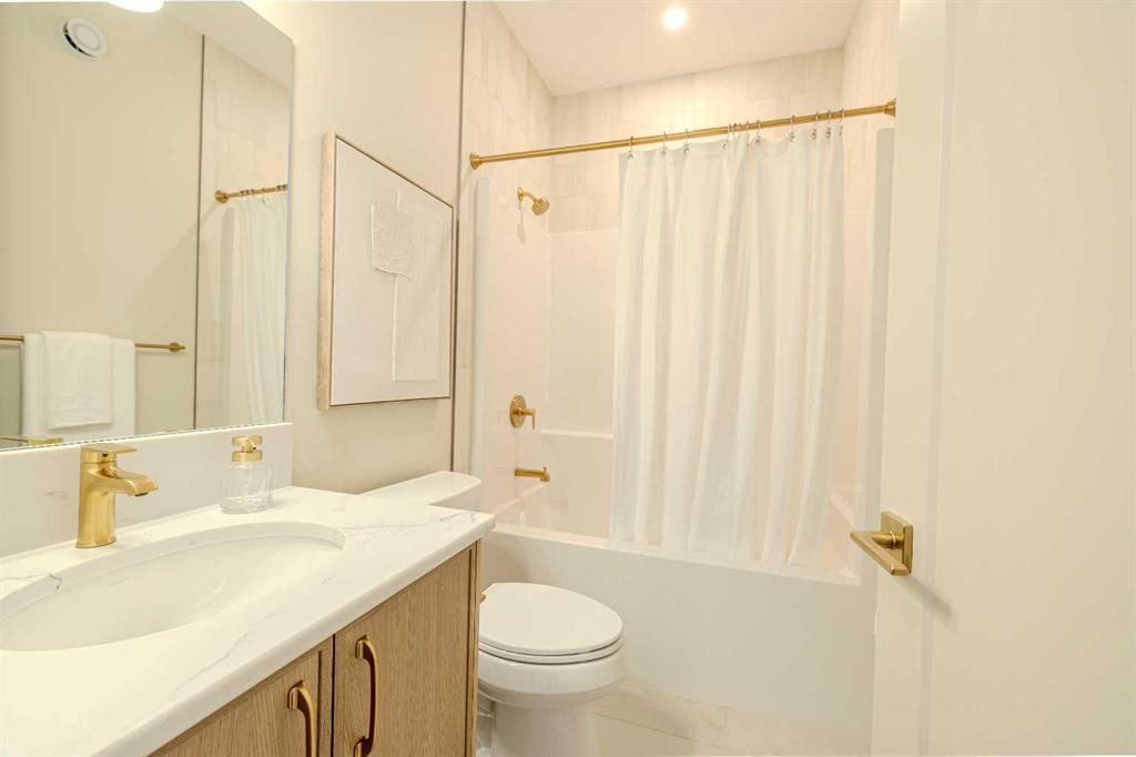 14 Tillotson Downs, Okotoks, AB - Indoor Photo Showing Bathroom