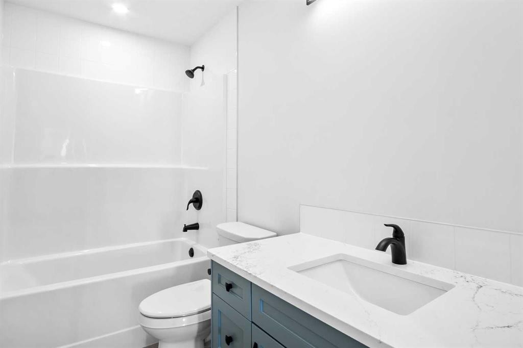 3442 Victory Way, Olds, AB - Indoor Photo Showing Bathroom