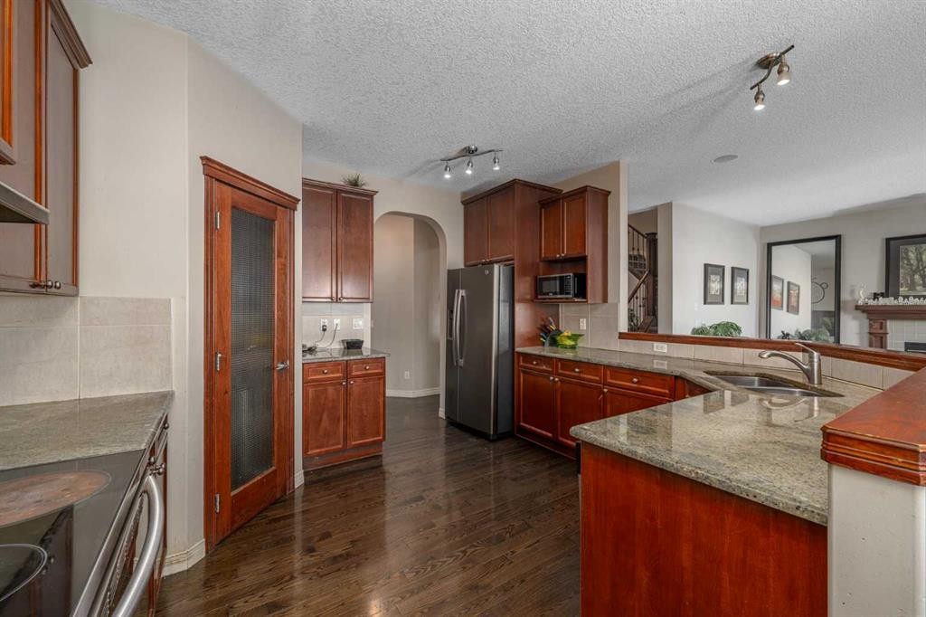 32 Evanspark Circle Nw, Calgary, AB - Indoor Photo Showing Kitchen With Stainless Steel Kitchen With Double Sink