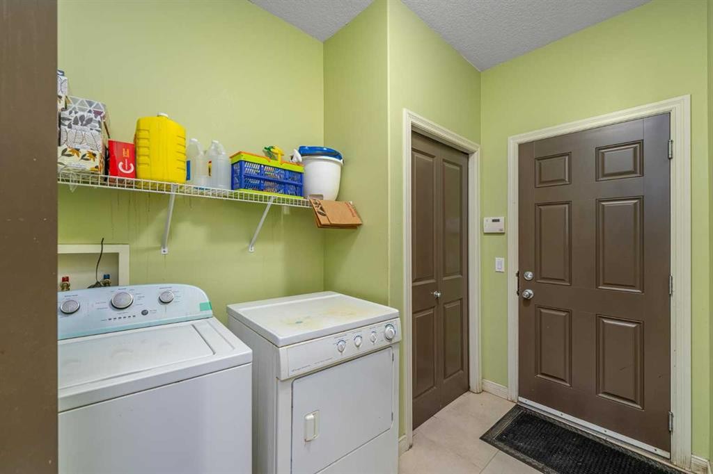 32 Evanspark Circle Nw, Calgary, AB - Indoor Photo Showing Laundry Room