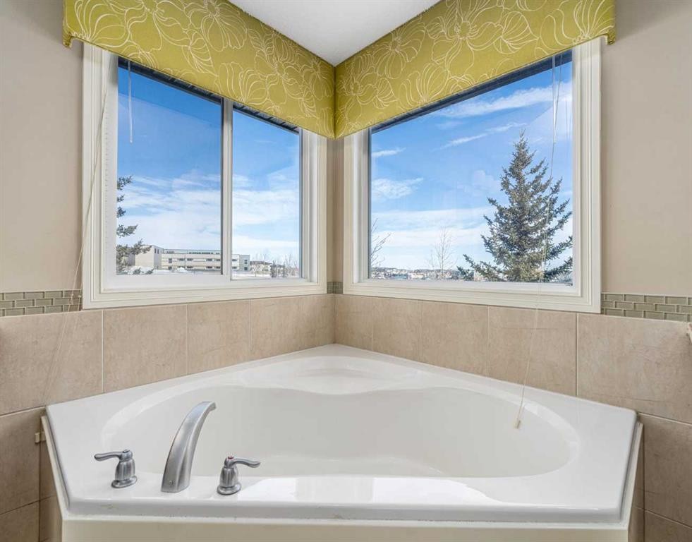 32 Evanspark Circle Nw, Calgary, AB - Indoor Photo Showing Bathroom
