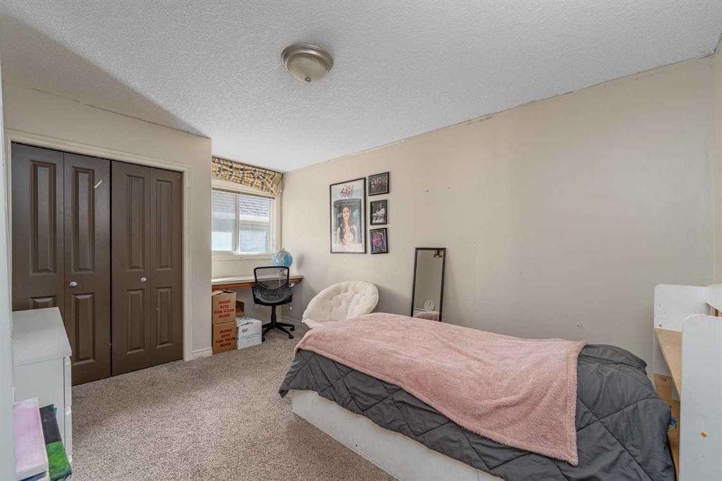 32 Evanspark Circle Nw, Calgary, AB - Indoor Photo Showing Bedroom