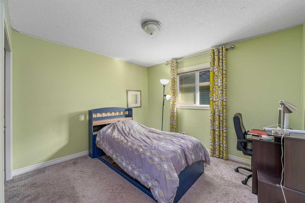 32 Evanspark Circle Nw, Calgary, AB - Indoor Photo Showing Bedroom