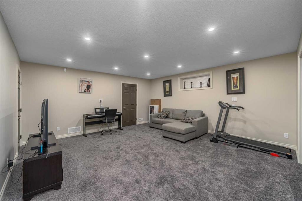 32 Evanspark Circle Nw, Calgary, AB - Indoor Photo Showing Basement