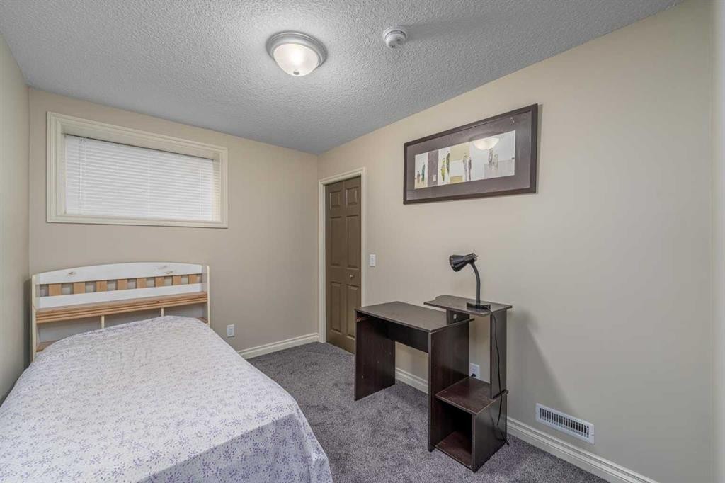 32 Evanspark Circle Nw, Calgary, AB - Indoor Photo Showing Bedroom