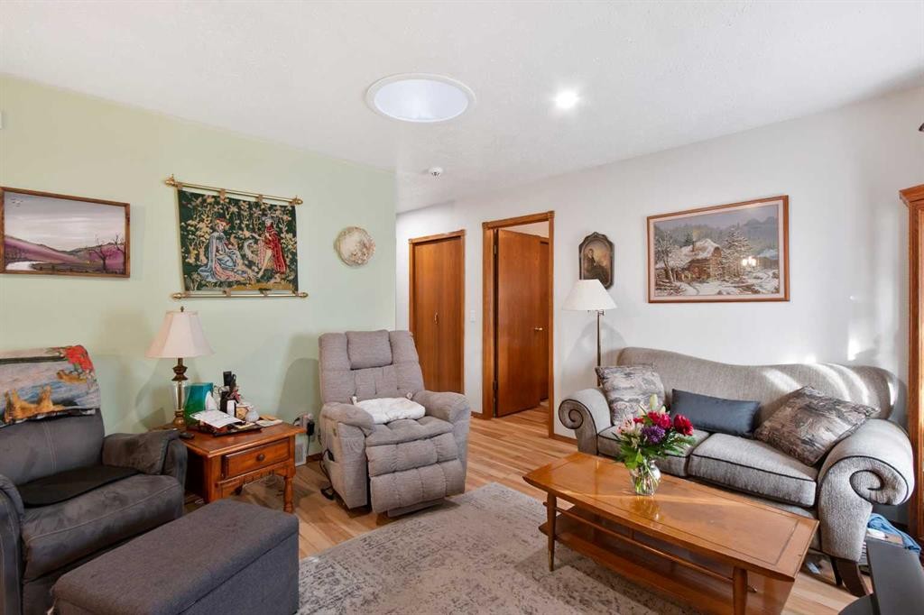 4102 Silverpark Estates Close, Olds, AB - Indoor Photo Showing Living Room