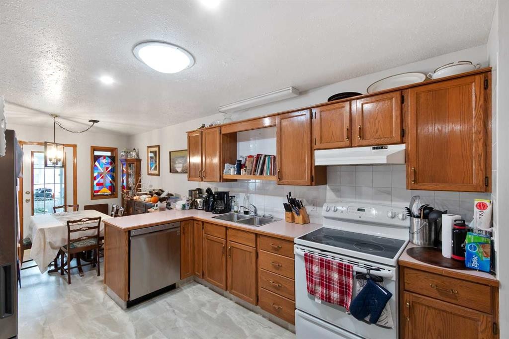 4102 Silverpark Estates Close, Olds, AB - Indoor Photo Showing Kitchen With Double Sink