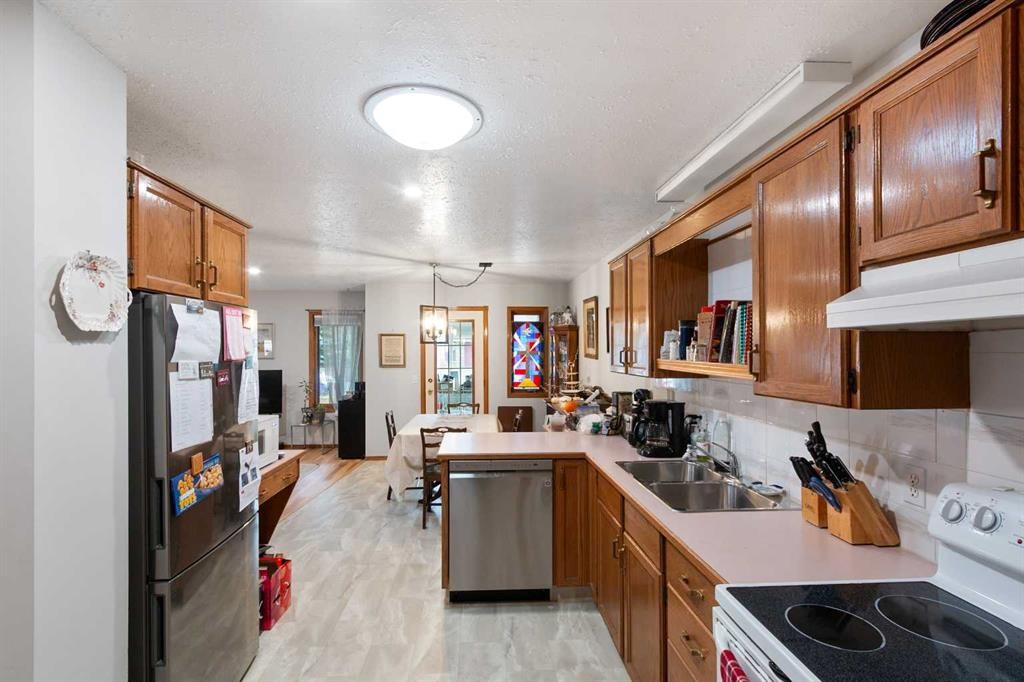 4102 Silverpark Estates Close, Olds, AB - Indoor Photo Showing Kitchen With Double Sink