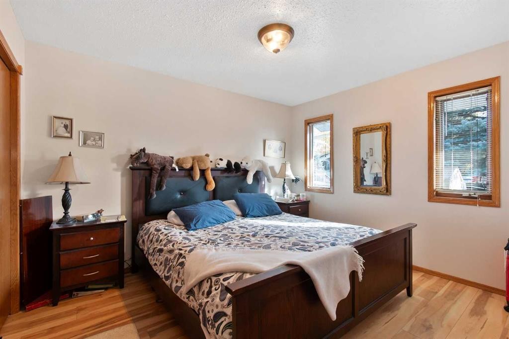 4102 Silverpark Estates Close, Olds, AB - Indoor Photo Showing Bedroom