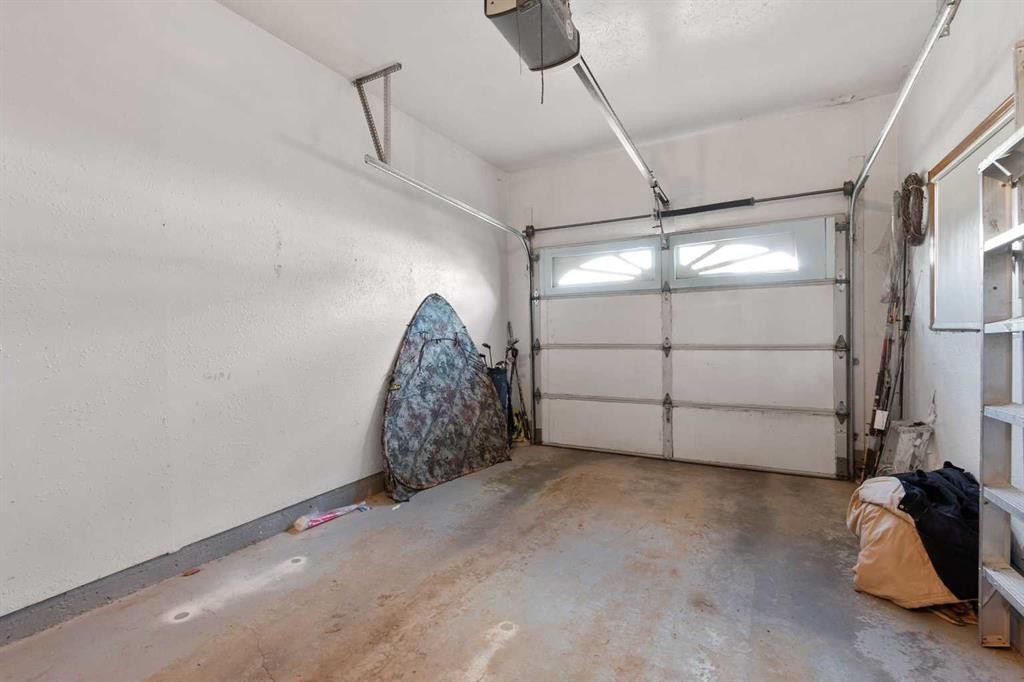 4102 Silverpark Estates Close, Olds, AB - Indoor Photo Showing Garage