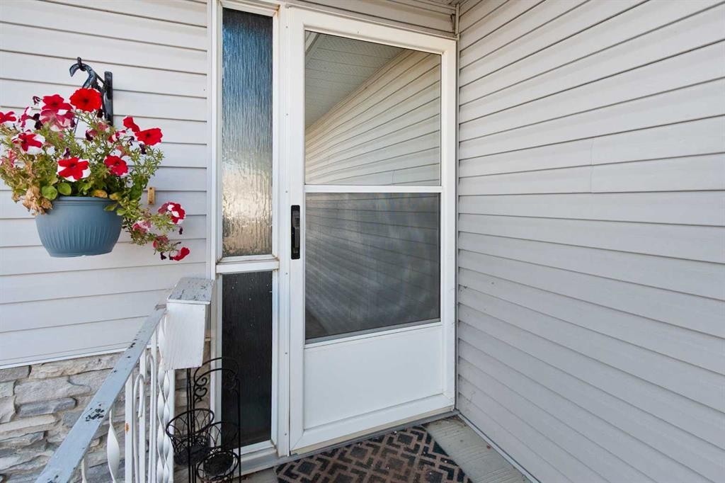 4102 Silverpark Estates Close, Olds, AB - Outdoor With Exterior