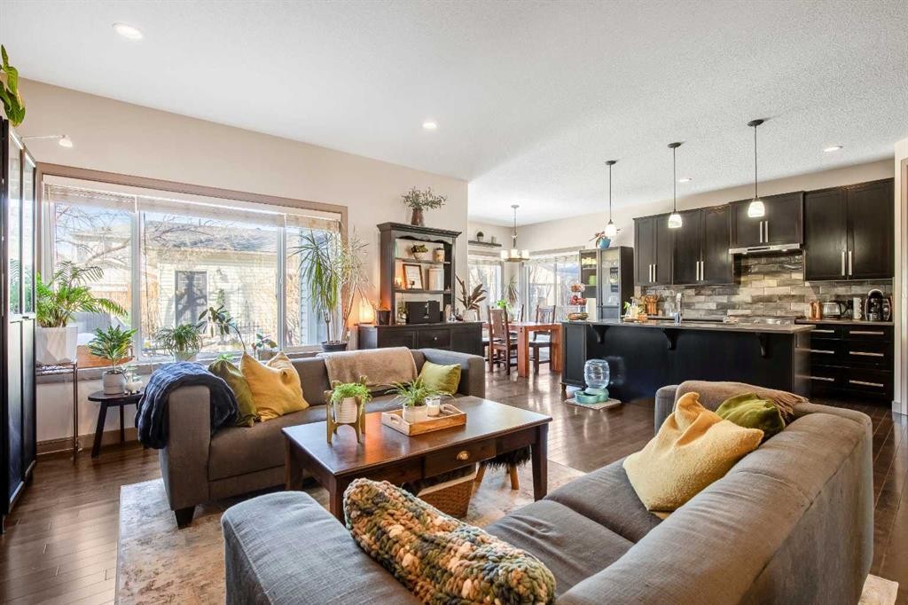 77 Elgin Meadows Manor Se, Calgary, AB - Indoor Photo Showing Living Room