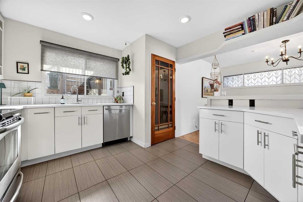 100 Strathcona Close Sw, Calgary, AB - Indoor Photo Showing Kitchen