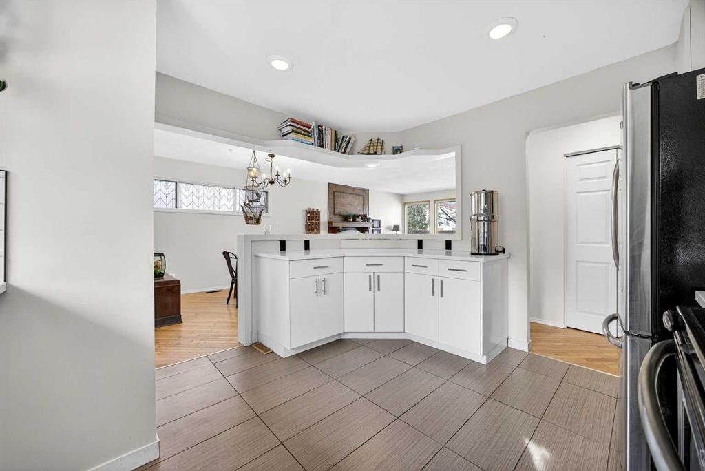 100 Strathcona Close Sw, Calgary, AB - Indoor