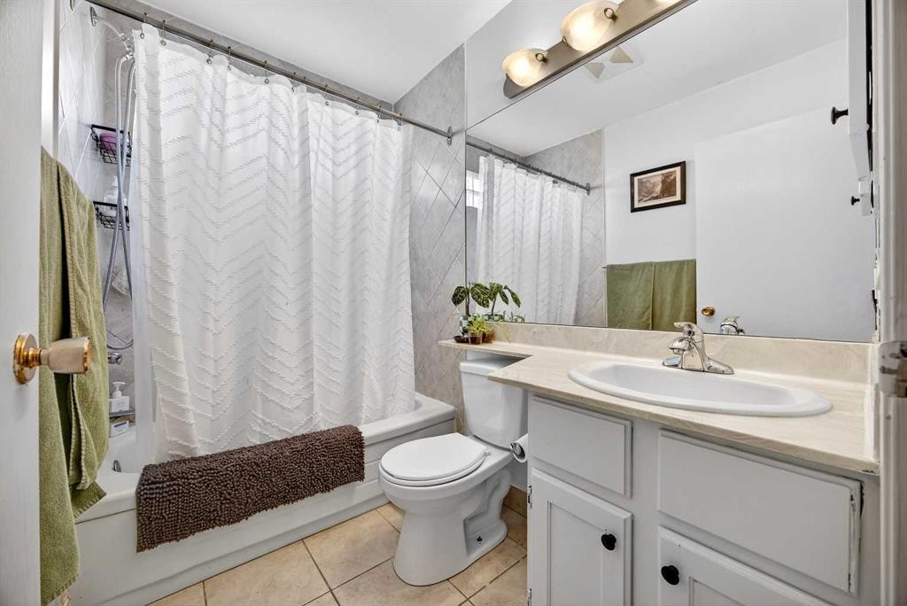 100 Strathcona Close Sw, Calgary, AB - Indoor Photo Showing Bathroom