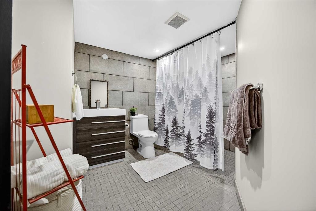 100 Strathcona Close Sw, Calgary, AB - Indoor Photo Showing Bathroom