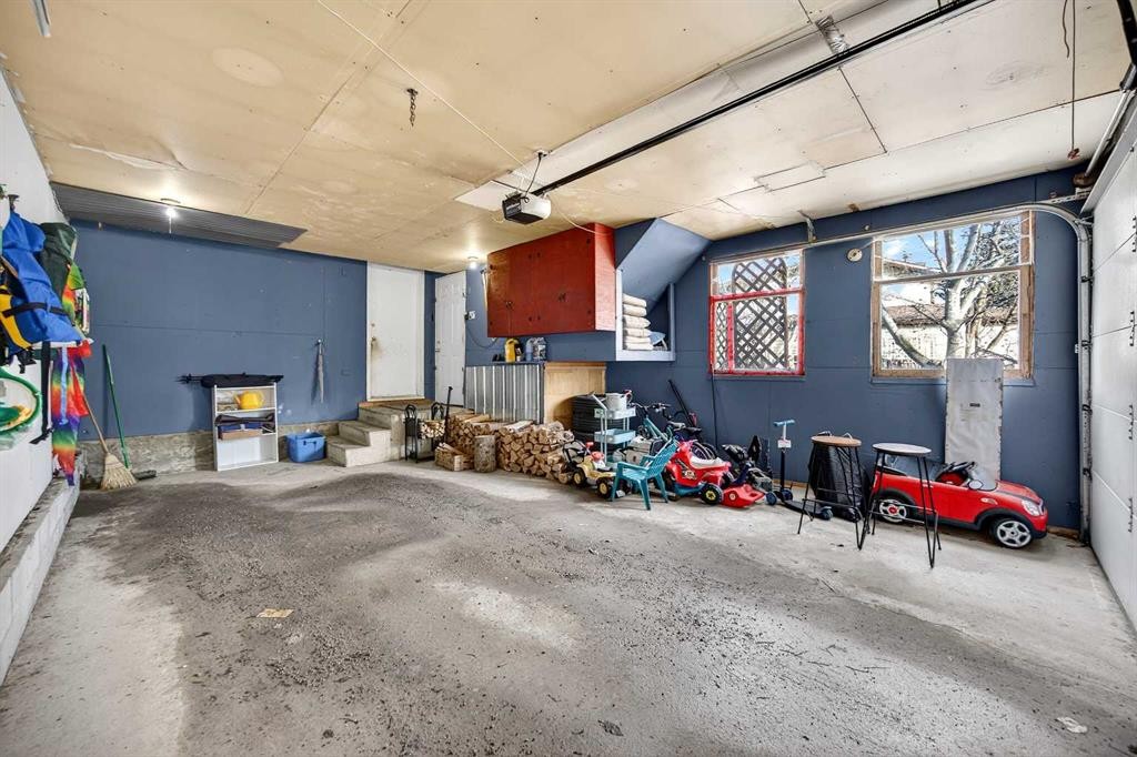 100 Strathcona Close Sw, Calgary, AB - Indoor Photo Showing Garage