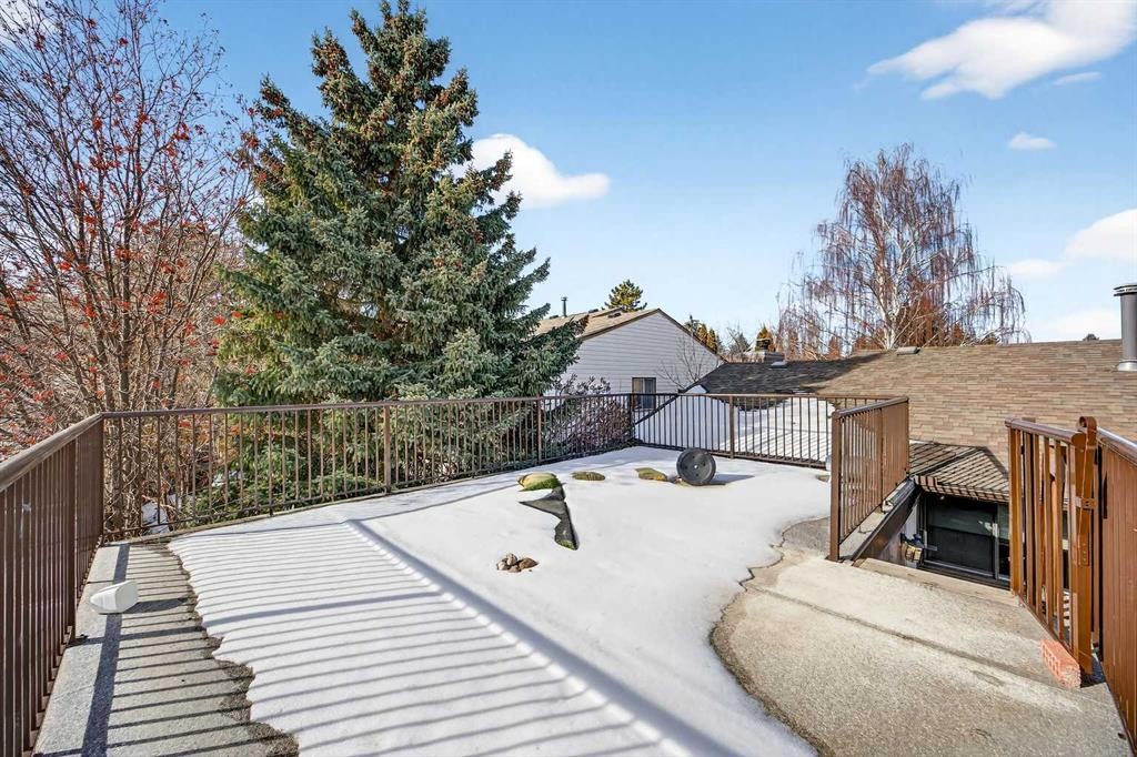 100 Strathcona Close Sw, Calgary, AB - Outdoor