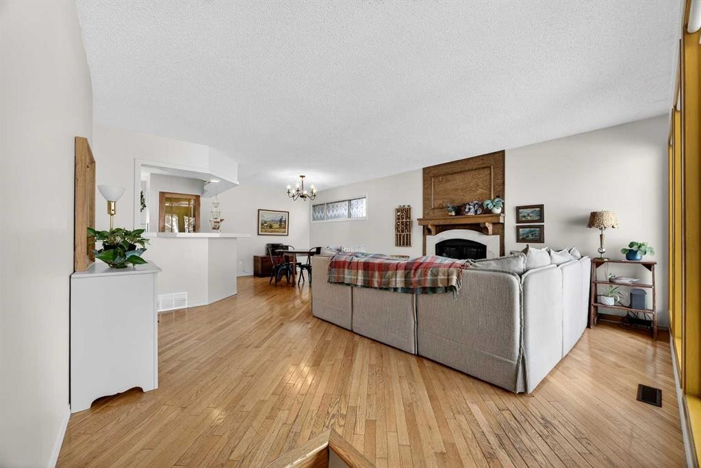 100 Strathcona Close Sw, Calgary, AB - Indoor Photo Showing Laundry Room
