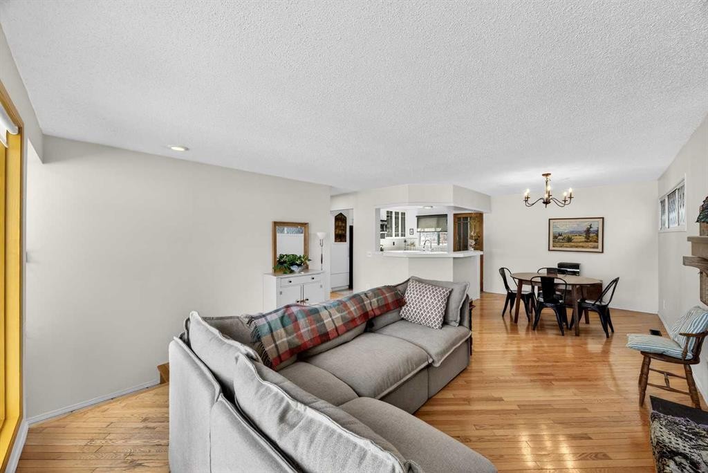 100 Strathcona Close Sw, Calgary, AB - Indoor Photo Showing Living Room