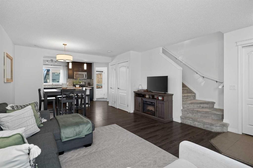 61 Auburn Meadows View Se, Calgary, AB - Indoor Photo Showing Living Room