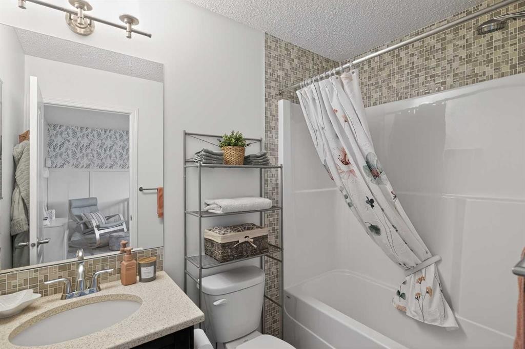 61 Auburn Meadows View Se, Calgary, AB - Indoor Photo Showing Bathroom
