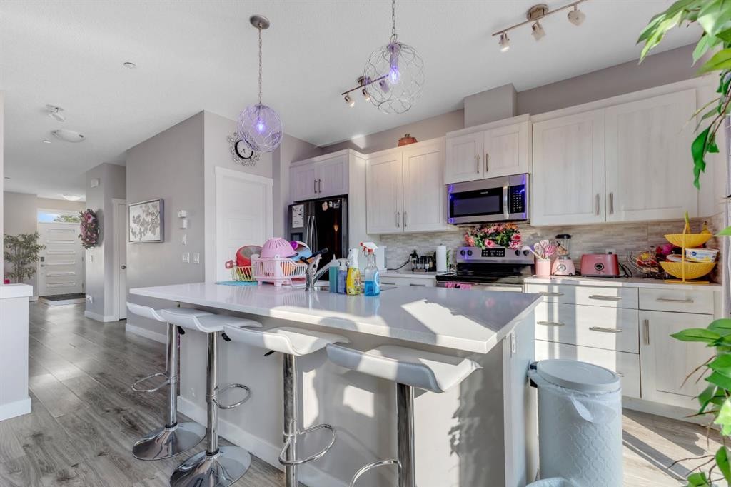 117 Howse Lane Ne, Calgary, AB - Indoor Photo Showing Kitchen
