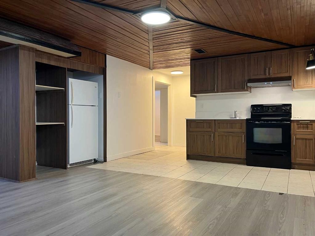 1258 Mardale Drive Ne, Calgary, AB - Indoor Photo Showing Kitchen