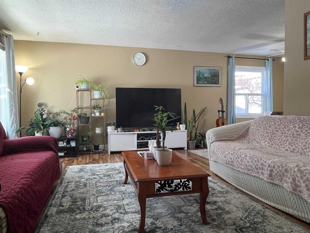 1258 Mardale Drive Ne, Calgary, AB - Indoor Photo Showing Living Room