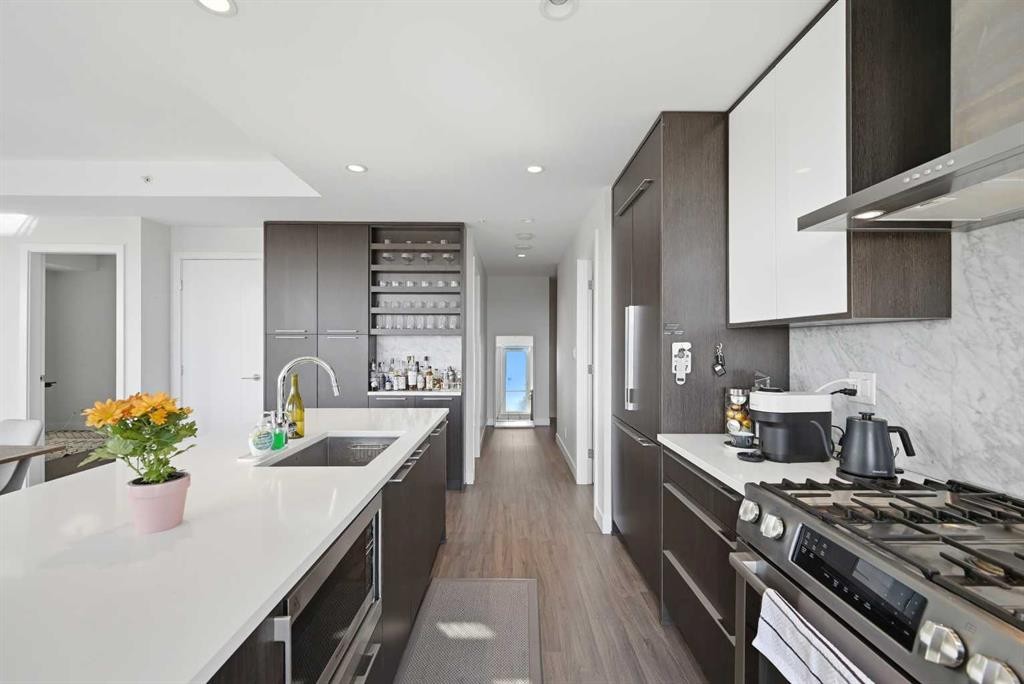 1007-930 16 Avenue Sw, Calgary, AB - Indoor Photo Showing Kitchen With Upgraded Kitchen