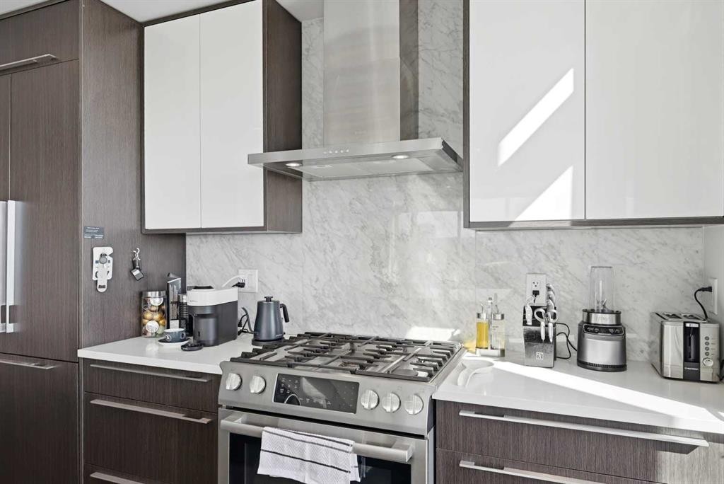 1007-930 16 Avenue Sw, Calgary, AB - Indoor Photo Showing Kitchen With Upgraded Kitchen