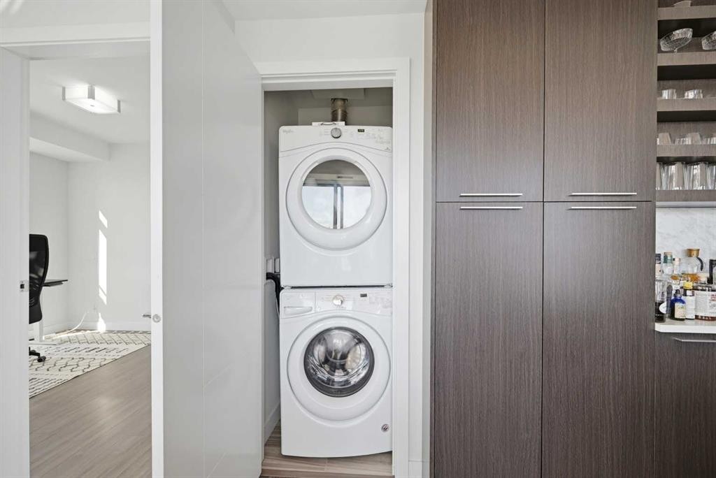 1007-930 16 Avenue Sw, Calgary, AB - Indoor Photo Showing Laundry Room