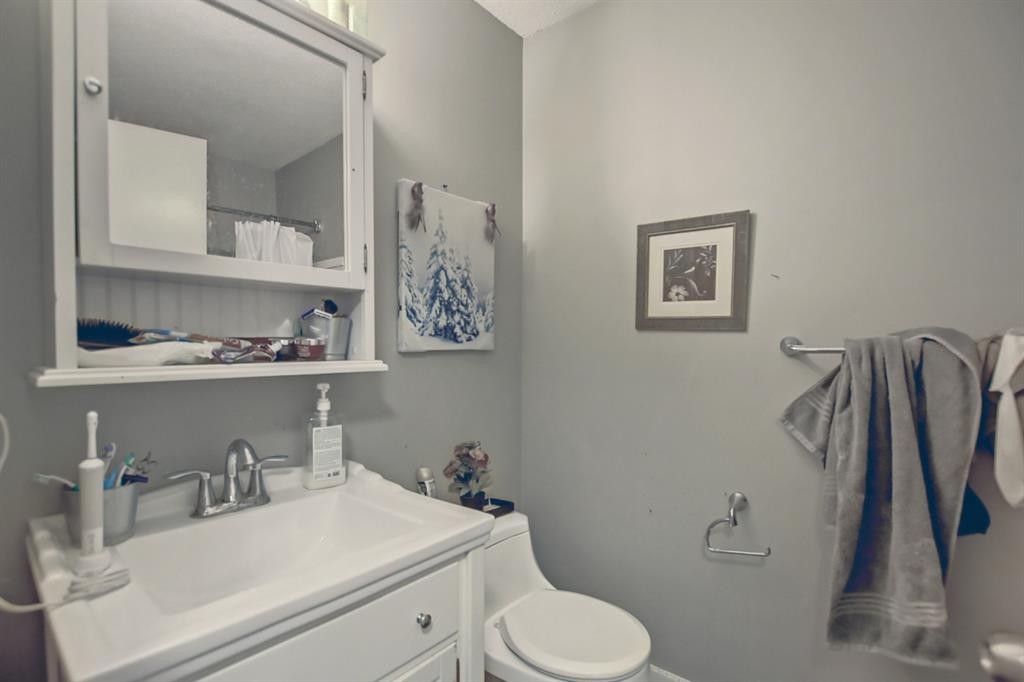 144 Whitmire Road Ne, Calgary, AB - Indoor Photo Showing Bathroom