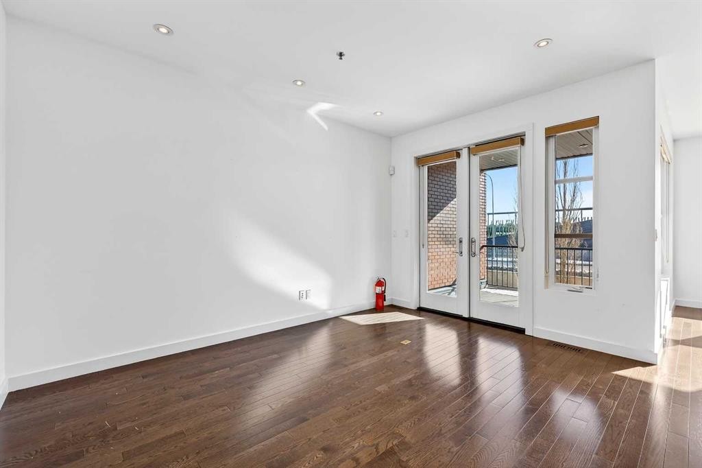 606 Aspen Meadows Hill Sw, Calgary, AB - Indoor Photo Showing Other Room
