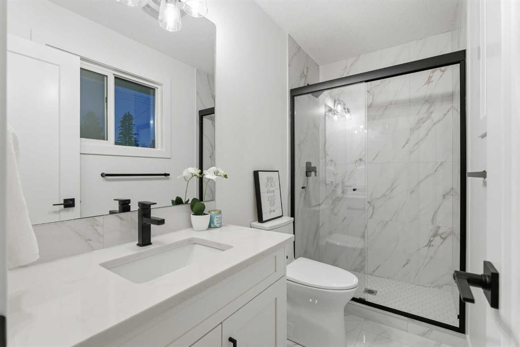 4904 Valiant Drive Nw, Calgary, AB - Indoor Photo Showing Bathroom