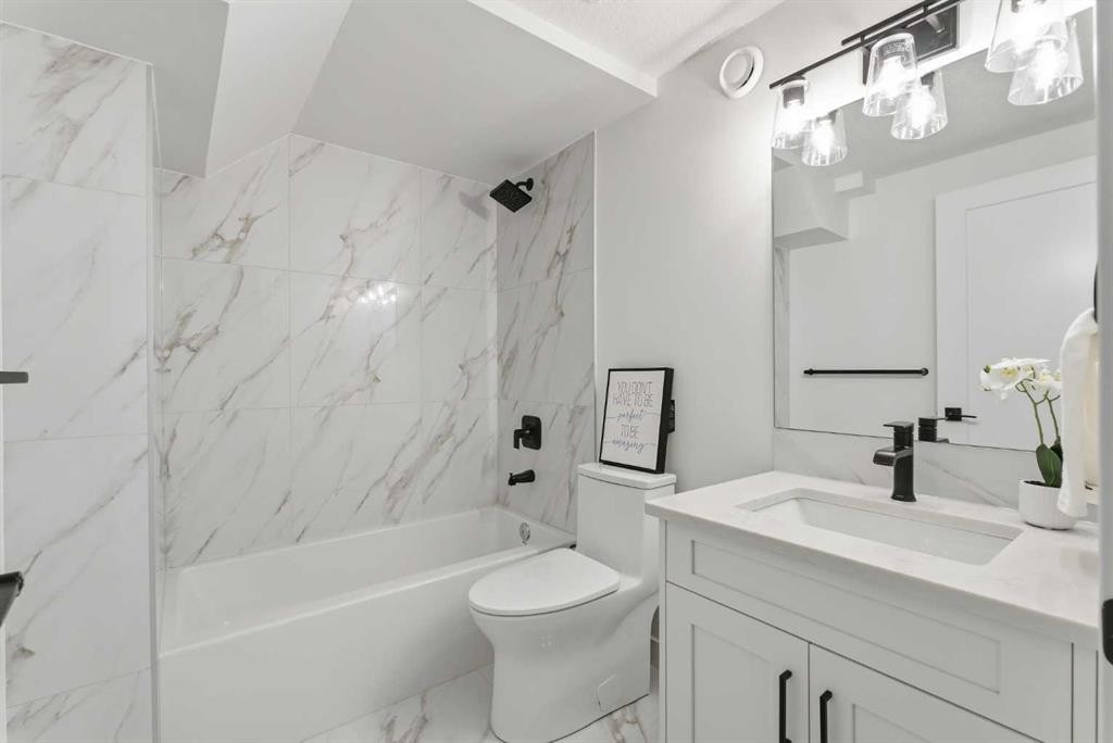 4904 Valiant Drive Nw, Calgary, AB - Indoor Photo Showing Bathroom