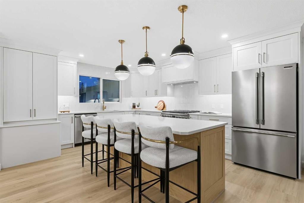 4904 Valiant Drive Nw, Calgary, AB - Indoor Photo Showing Kitchen With Upgraded Kitchen