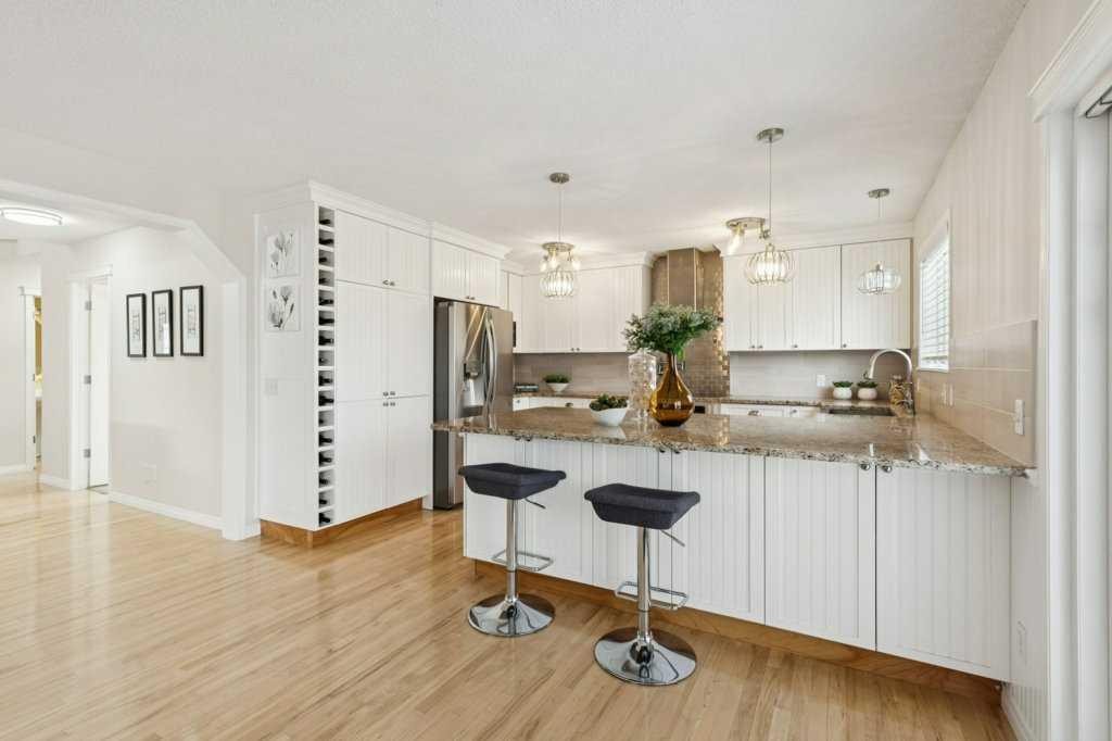 232 Oakmere Place, Chestermere, AB - Indoor Photo Showing Kitchen With Upgraded Kitchen